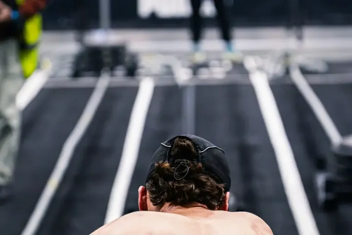 Atleta de costas durante prova de sled