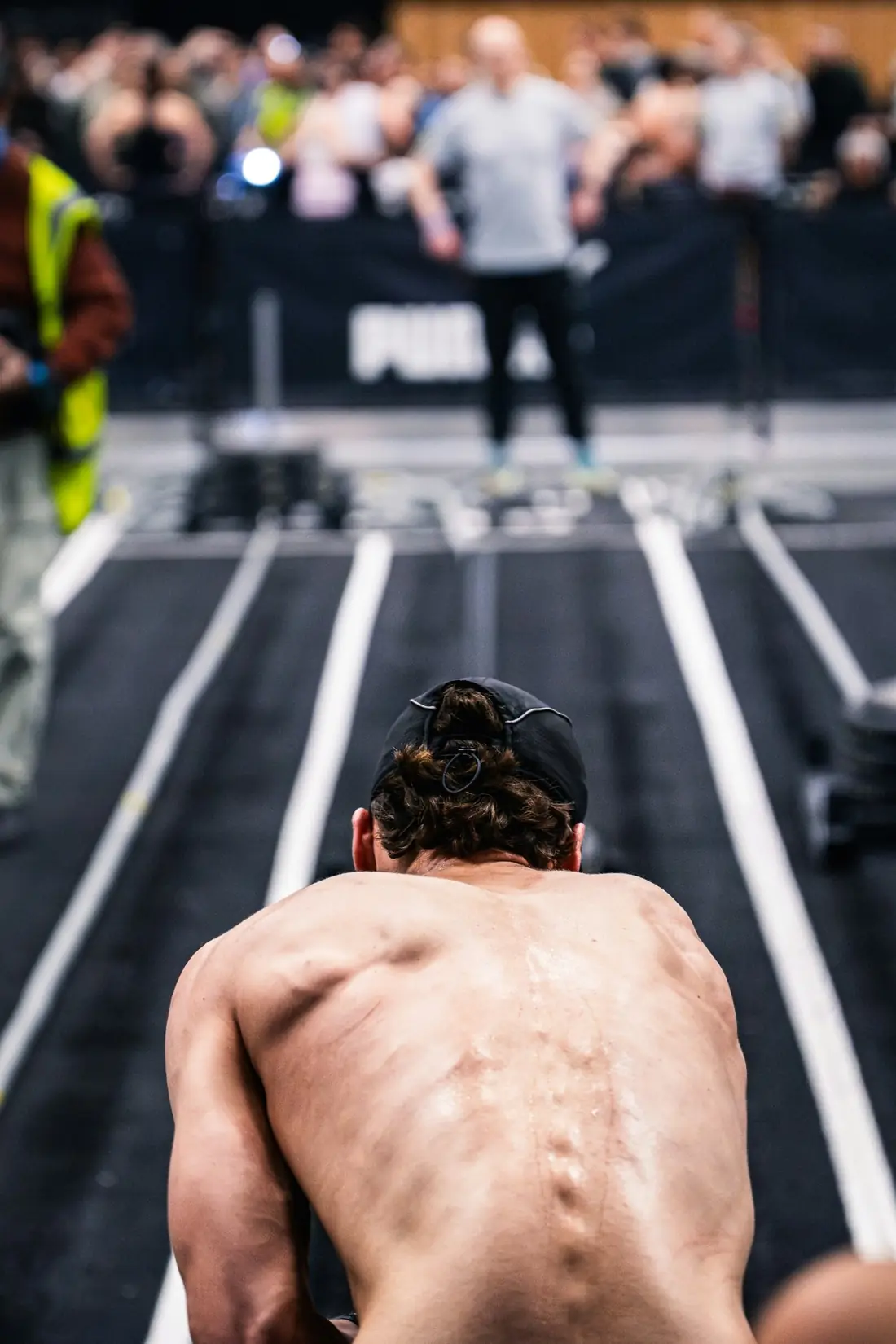 Atleta de costas durante treino de sled