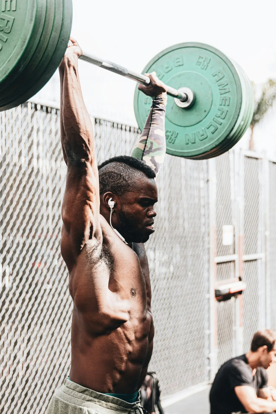 Atleta com barra acima da cabeça